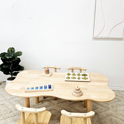 Child hardwood cloud table with 4 chairs