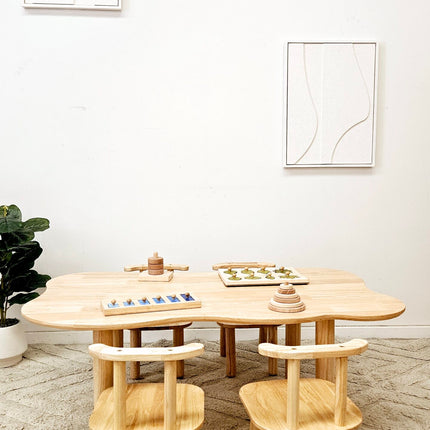 Child hardwood cloud table with 4 chairs